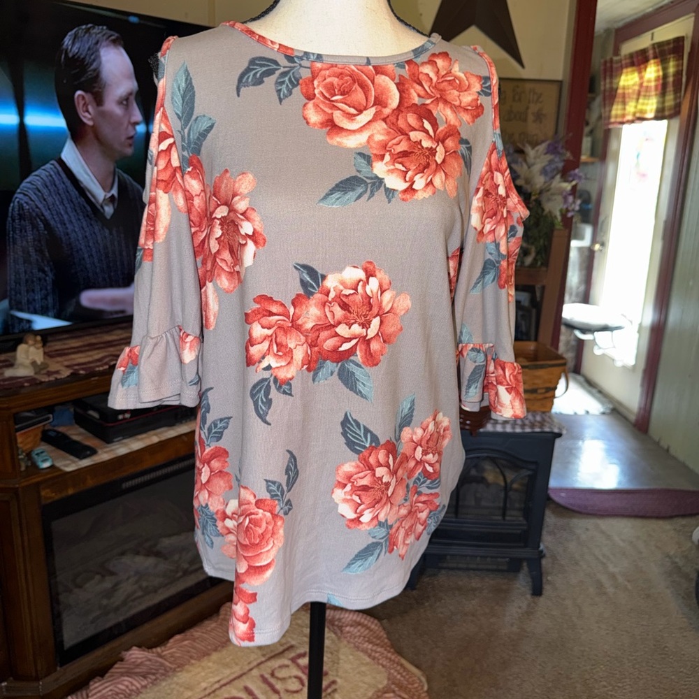 Floral Ruffle-Sleeve Tunic Top in Taupe and Coral
